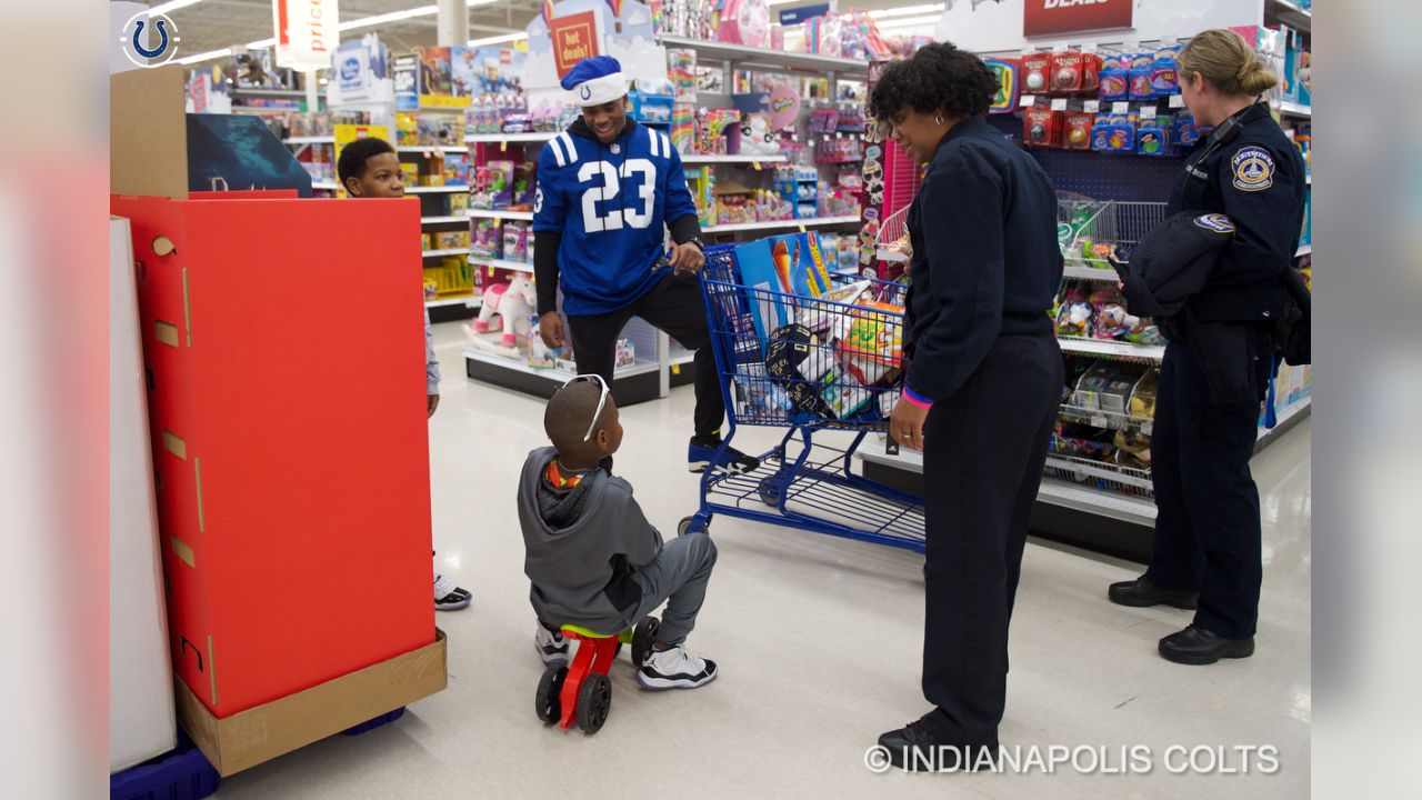 Colts Team Up With Cops To Shop With Kids