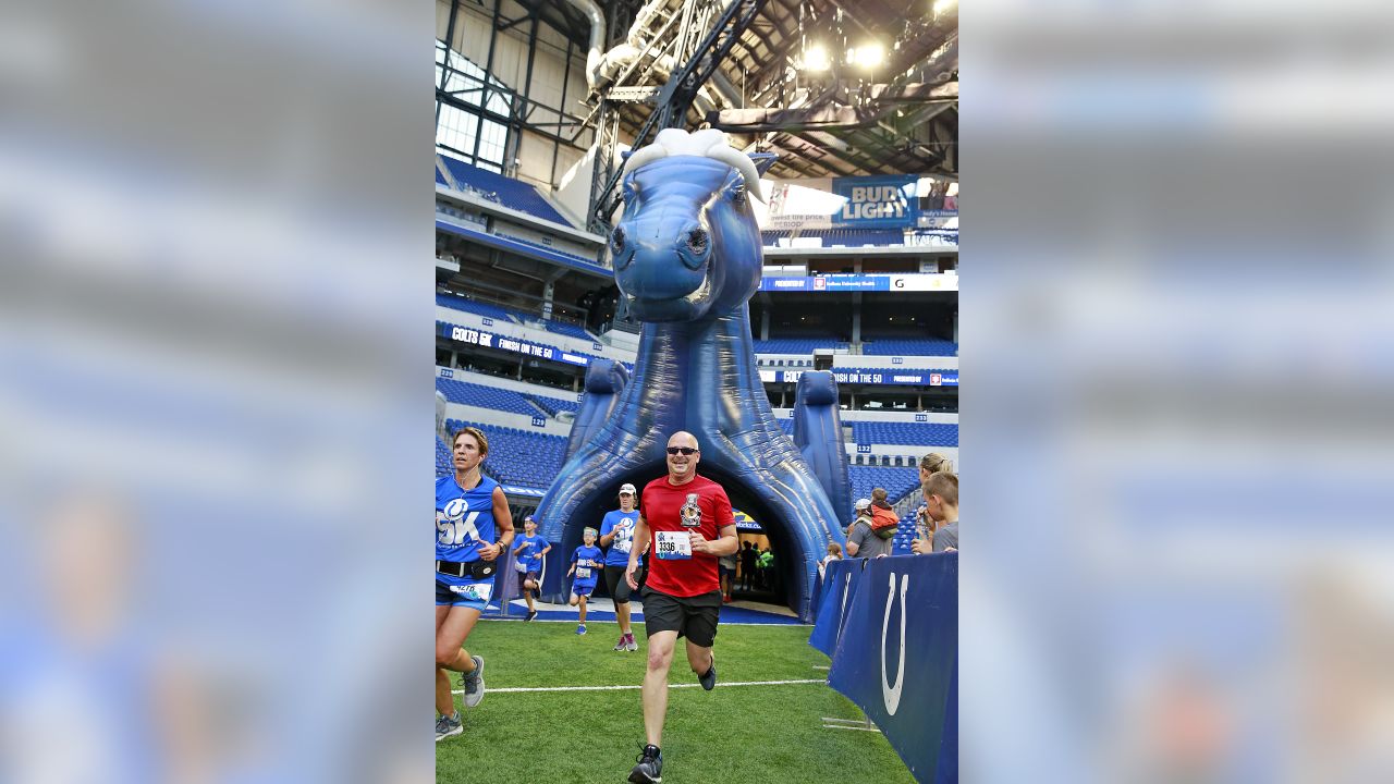 Couple gets engaged at Lucas Oil Stadium after Colts 5K race