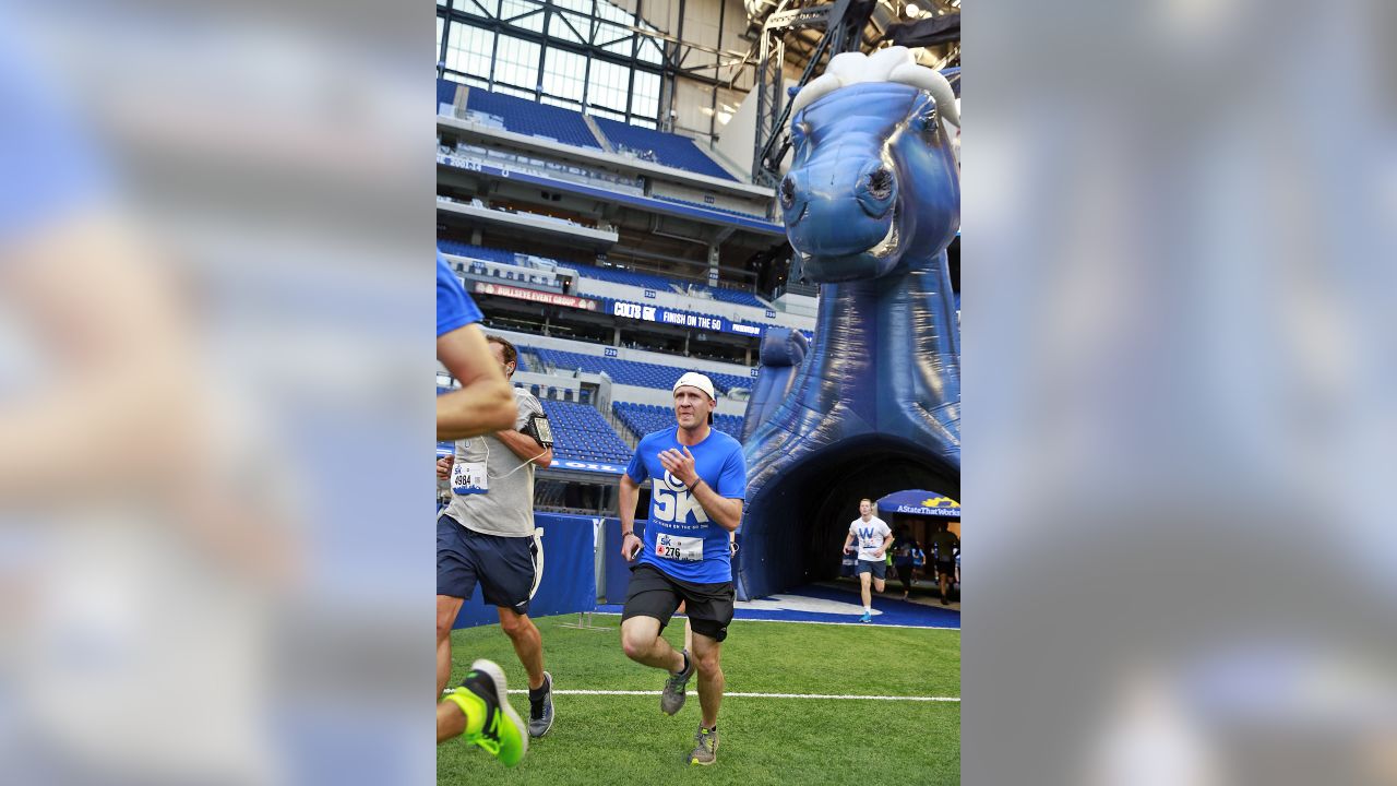 Couple gets engaged at Lucas Oil Stadium after Colts 5K race