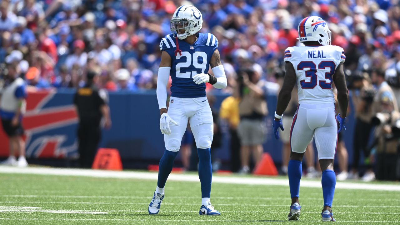 Indianapolis Colts quarterback Anthony Richardson (5) warms up before an  NFL pre-season football game against the Buffalo Bills, Saturday, Aug. 12,  2023, in Orchard Park, N.Y. (AP Photo/Gary McCullough Stock Photo - Alamy