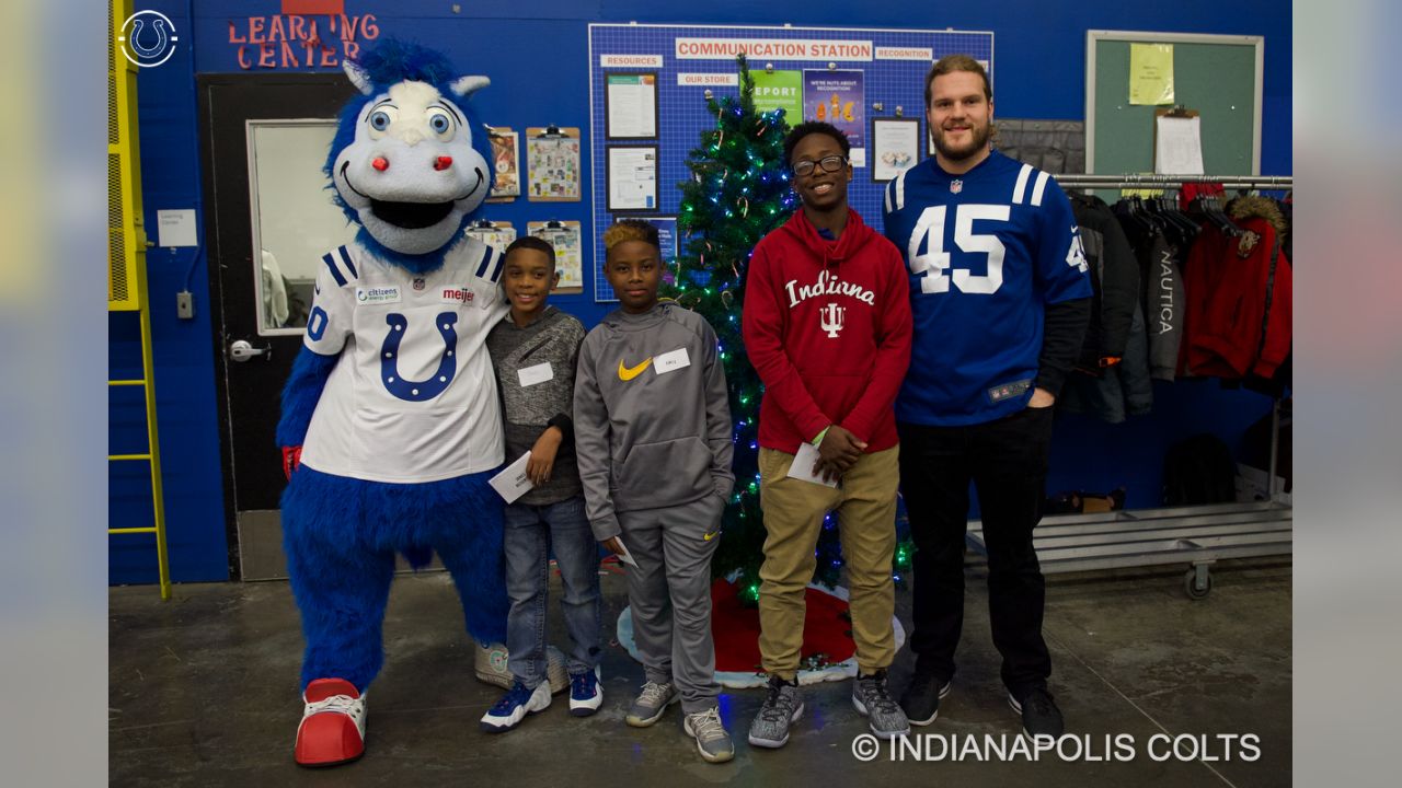 Colts Team Up With Cops To Shop With Kids