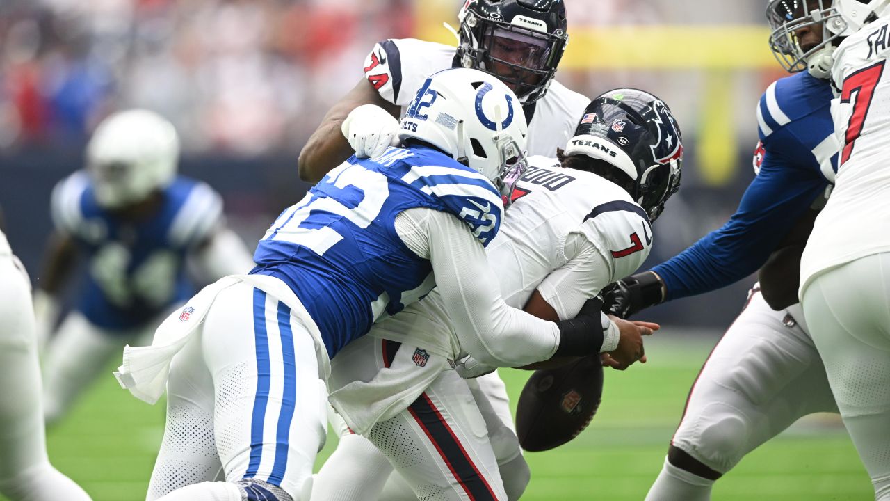 Indianapolis Colts running back Zack Moss (21) takes the handoff from  quarterback Gardner Minshew (10) during