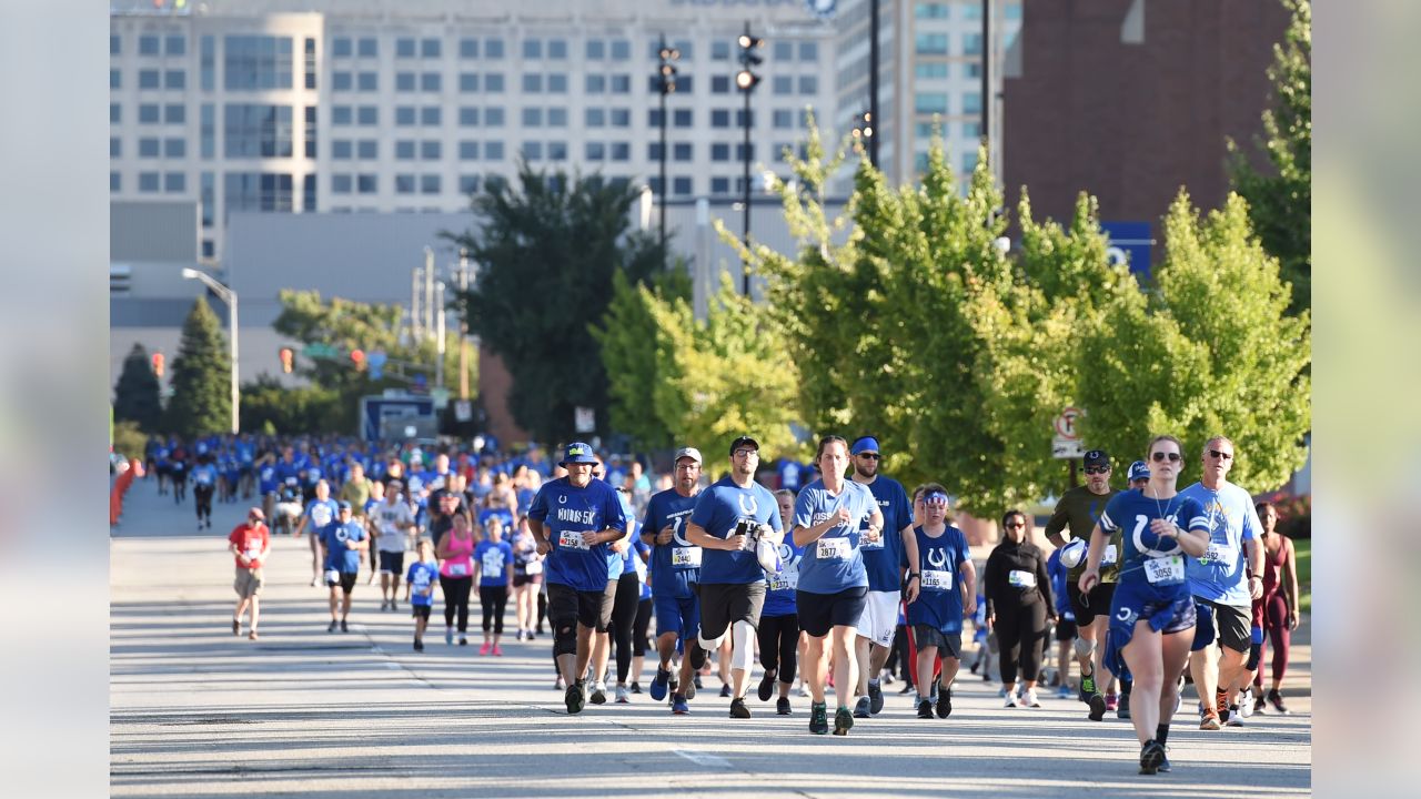 Couple gets engaged at Lucas Oil Stadium after Colts 5K race