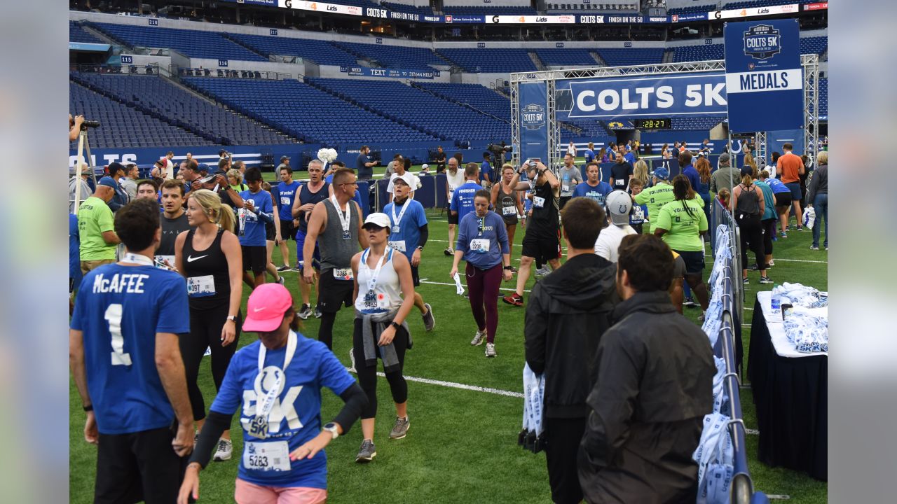 Couple gets engaged at Lucas Oil Stadium after Colts 5K race