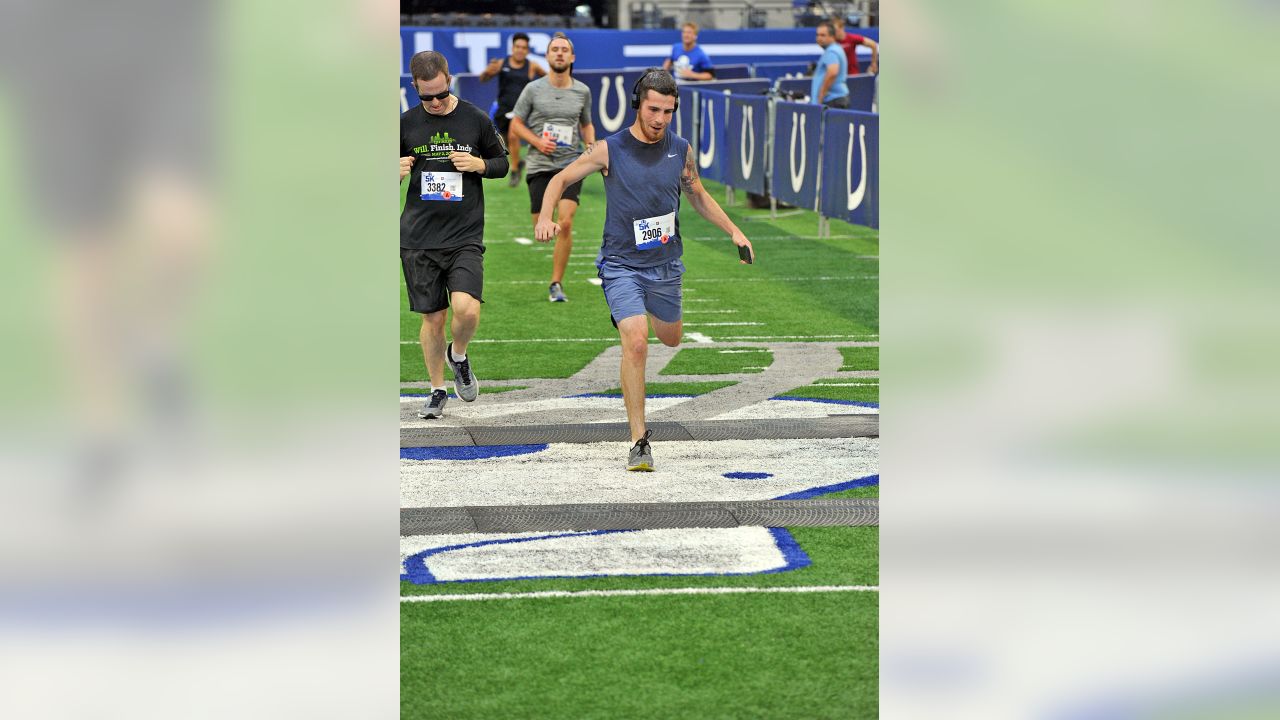 Couple gets engaged at Lucas Oil Stadium after Colts 5K race