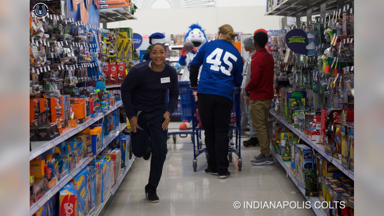 Colts Team Up With Cops To Shop With Kids