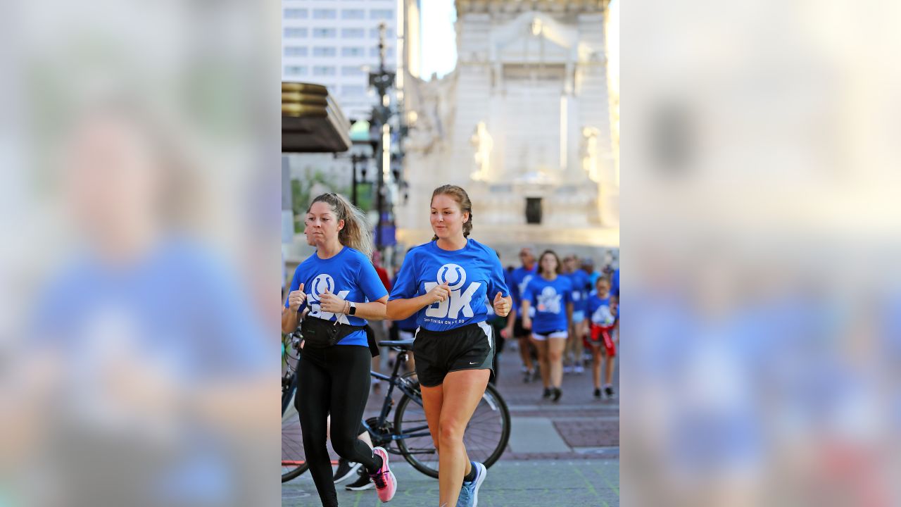 Couple gets engaged at Lucas Oil Stadium after Colts 5K race