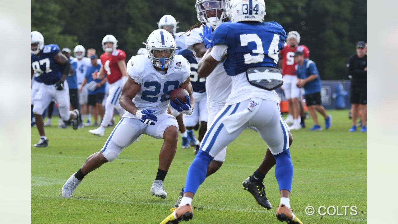 Colts LB Leonard hosts football camp, helps reopen park in Lake View