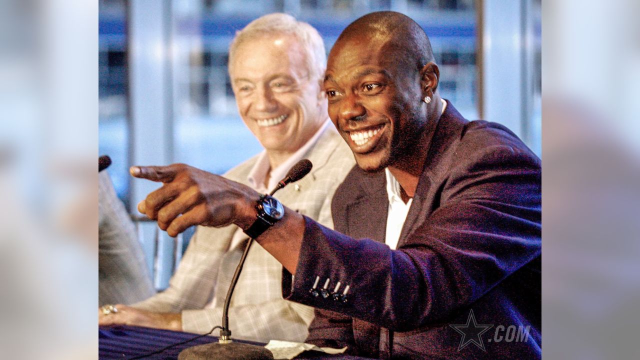 Terrell Owens celebrates on the Dallas Star and gets laid out Hangover  style 