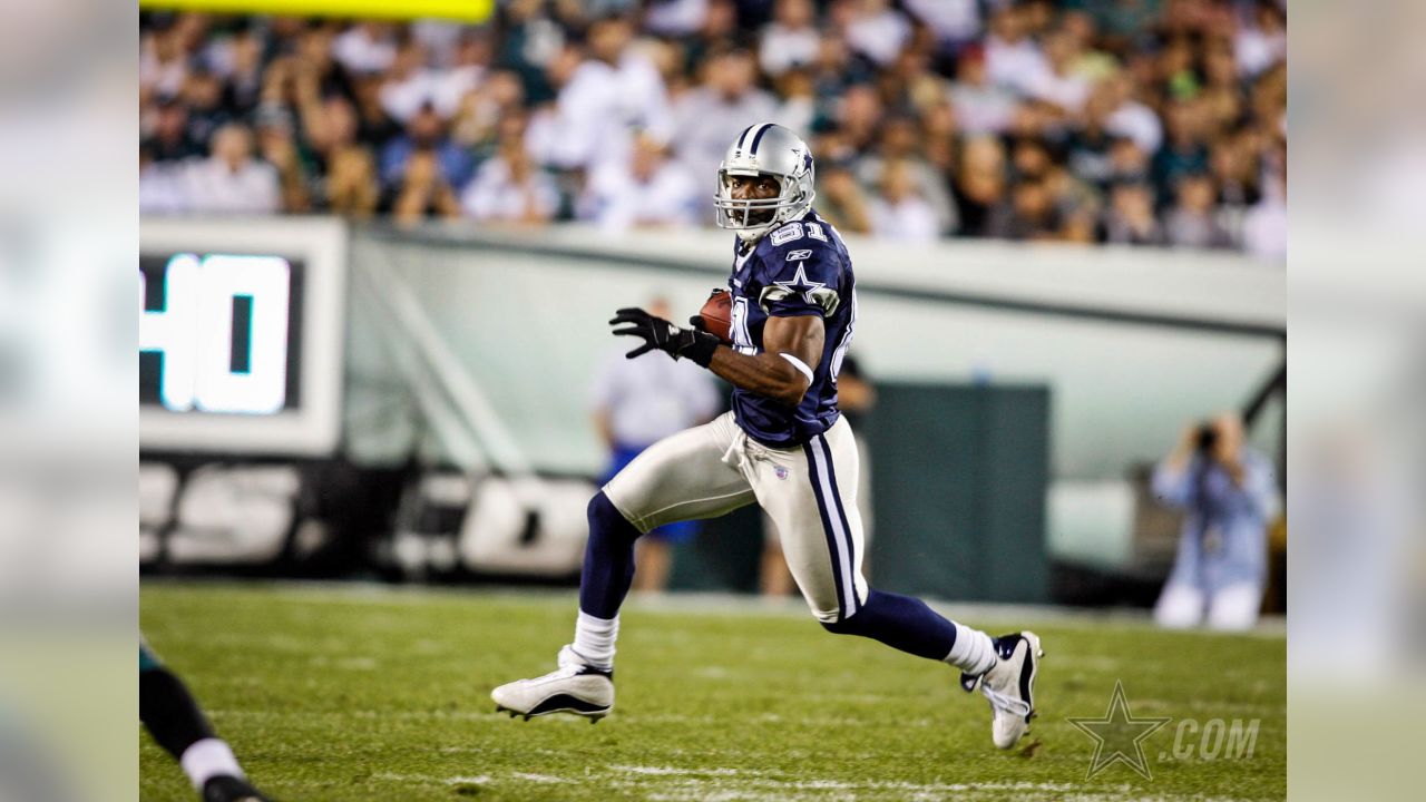 Dallas Cowboys wide receiver Terrell Owens (81) runs after the cartch in  the first quarter against the Philadelphia Eagles at Lincoln Financial  Field in Philadelphia, Pennsylvania, Sunday, November 4, 2007. (Photo by