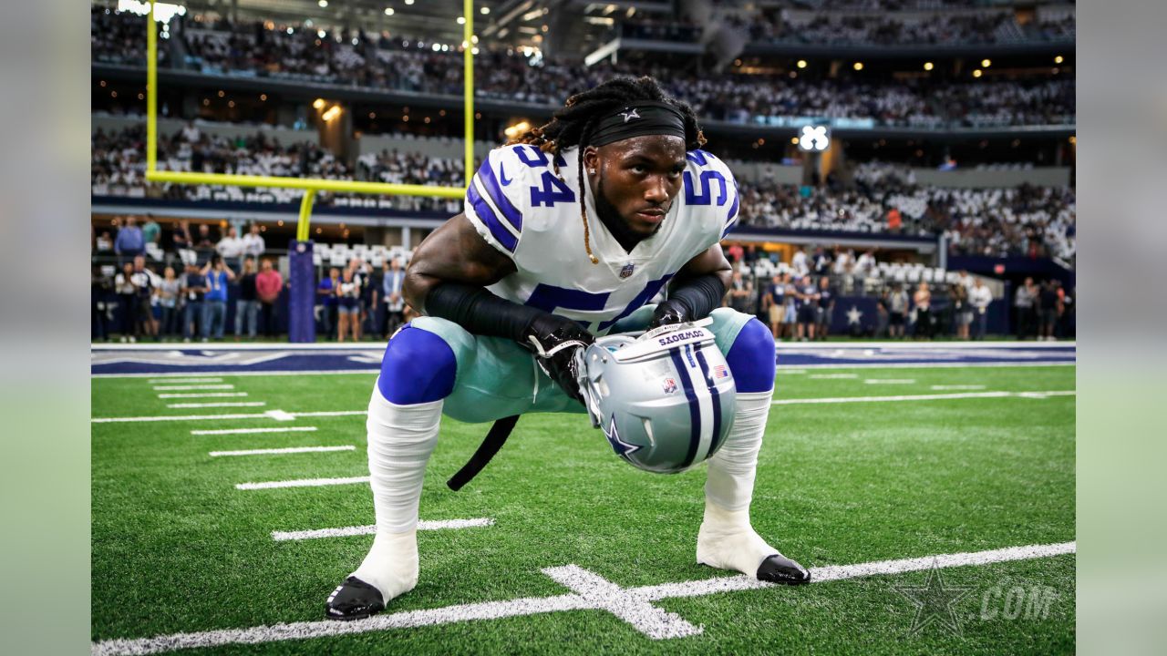 New York Giants linebacker Jaylon Smith (54) takes the field for