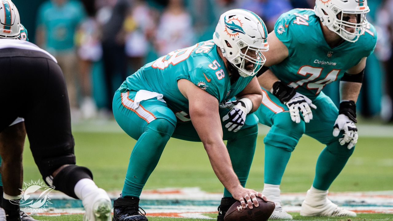 Miami Dolphins offensive lineman Connor Williams (58) lines up