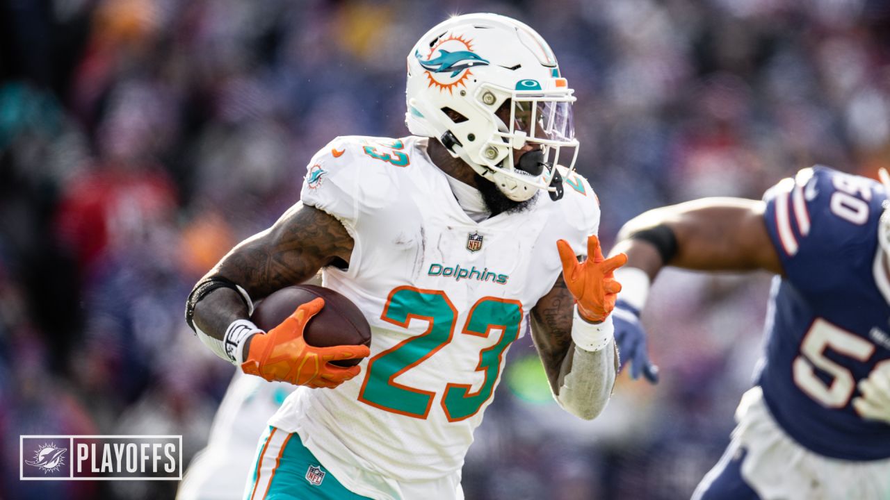 BUFFALO, USA, JANUARY 10, 2023: Miami Dolphins vs. Buffalo Bills. NFL Wild  Card Round 2023, Silhouette of fans supporting the team and cheering for th  Stock Photo - Alamy