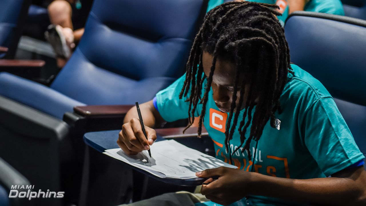 Dolphins Participate In FOOTBALL UNITES™ #DolphinsHuddlefor100