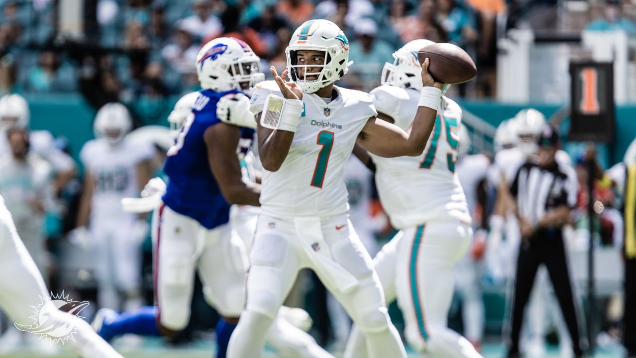 12,241 Dolphins Vs Bills Stock Photos, High-Res Pictures, and