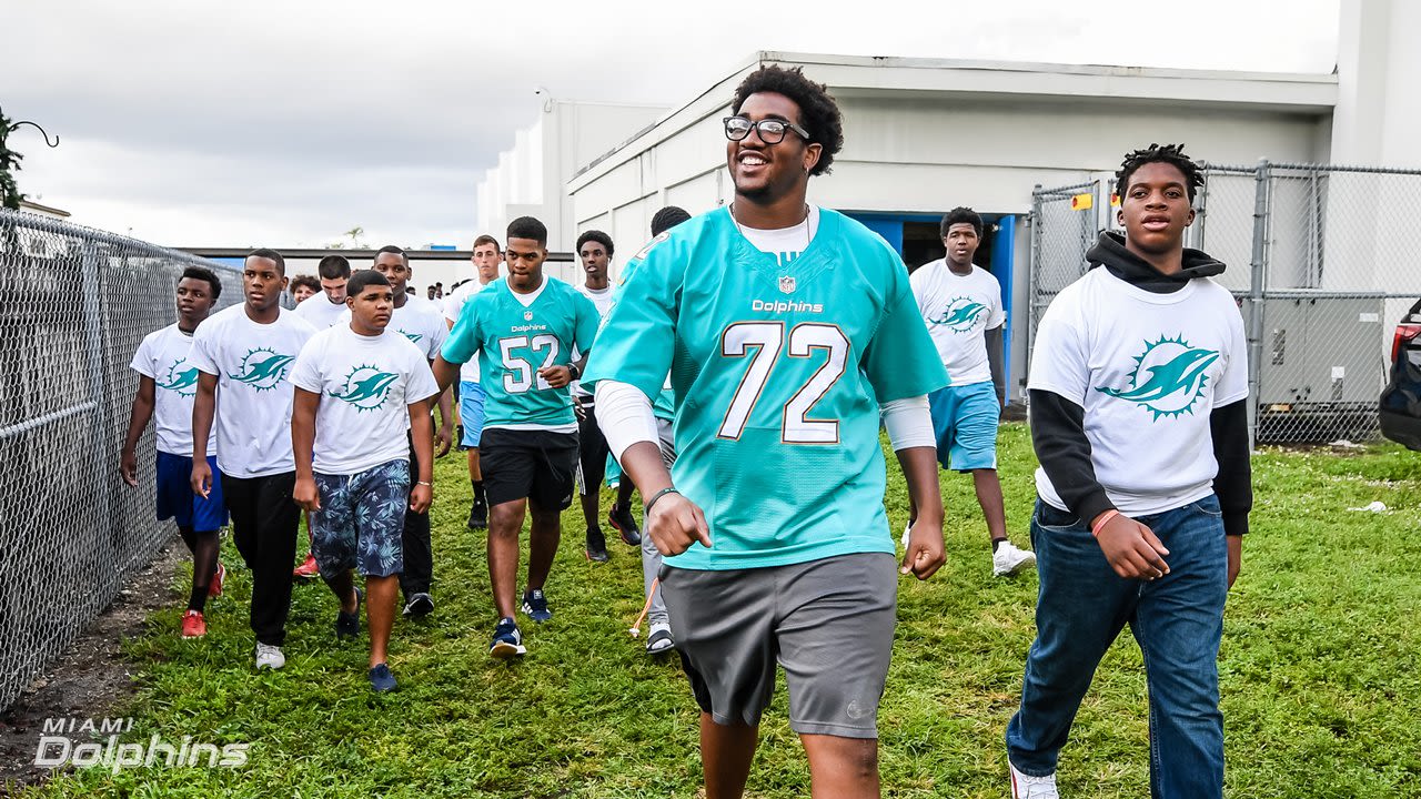 Miami Dolphins Donate Equipment and Meals to 1,000 High School and Youth  Football Players - High School Football America