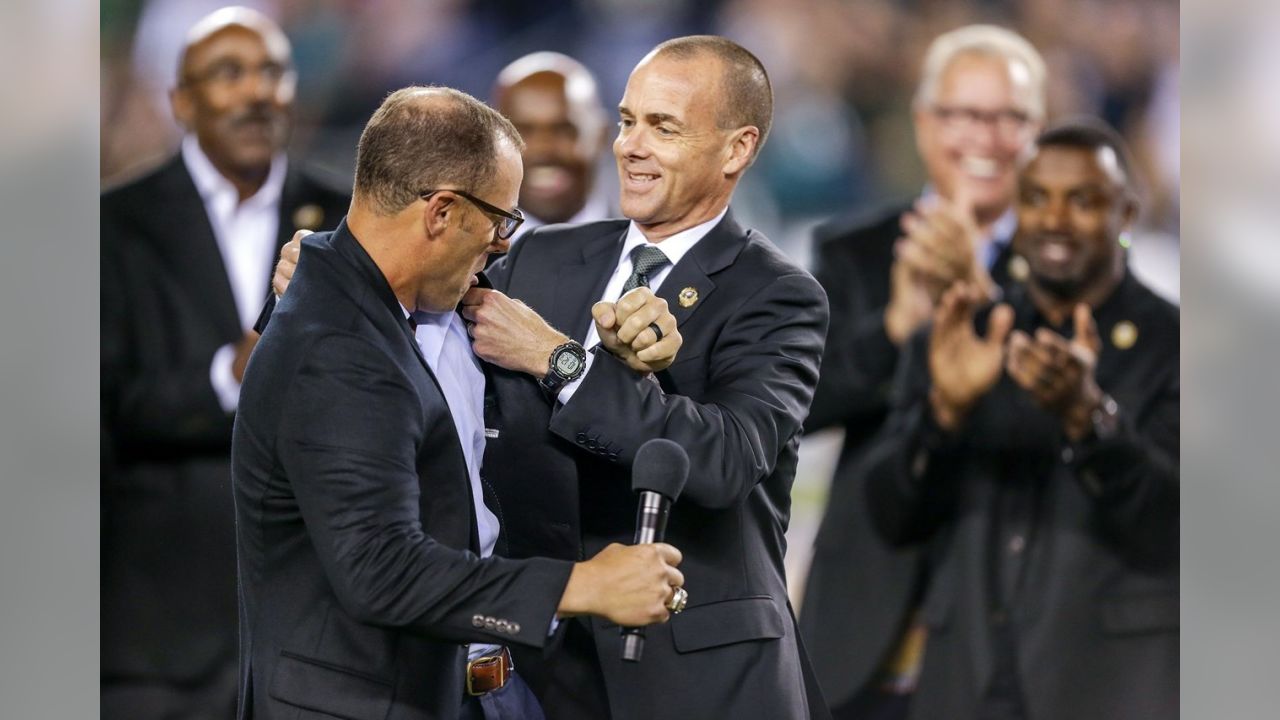 David Akers Signs Ceremonial Contract To Retire An Eagle