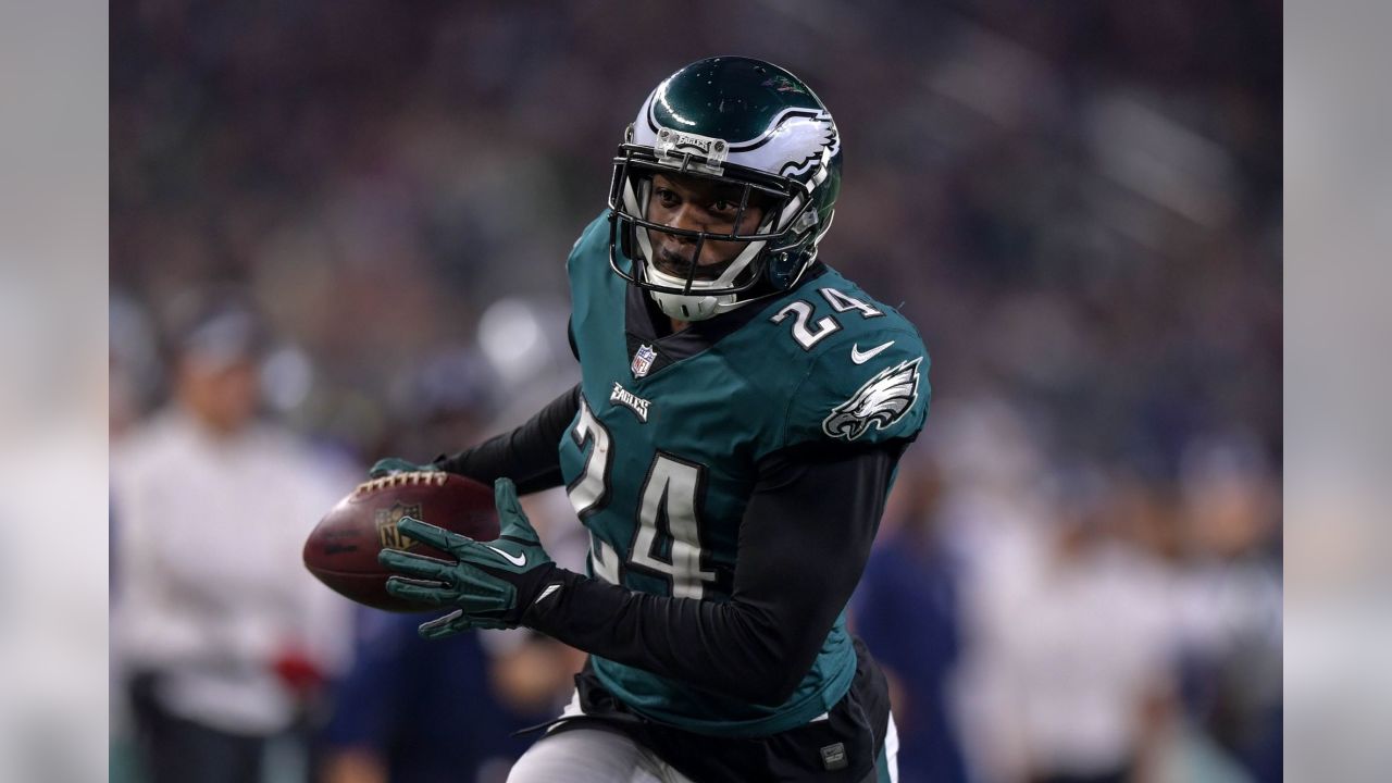 Philadelphia Eagles center Jason Kelce (62) prepares to block after  snapping the ball to quarterback Carson Wentz (11) as they played against  the Dallas Cowboys during an NFL football game, Sunday …