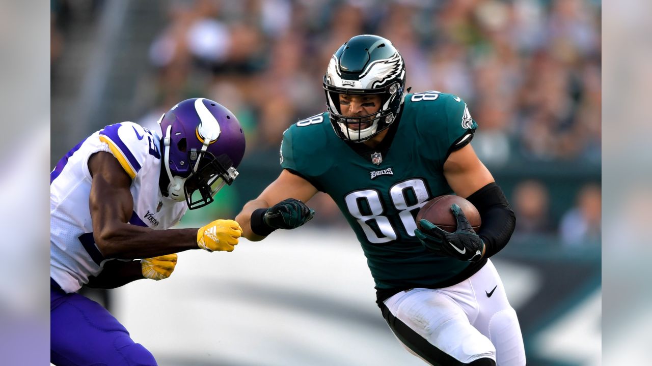 Philadelphia, Pennsylvania, USA. 7th Oct, 2018. Philadelphia Eagles tight  end Dallas Goedert (88) in action during the NFL game between the Minnesota  Vikings and the Philadelphia Eagles at Lincoln Financial Field in