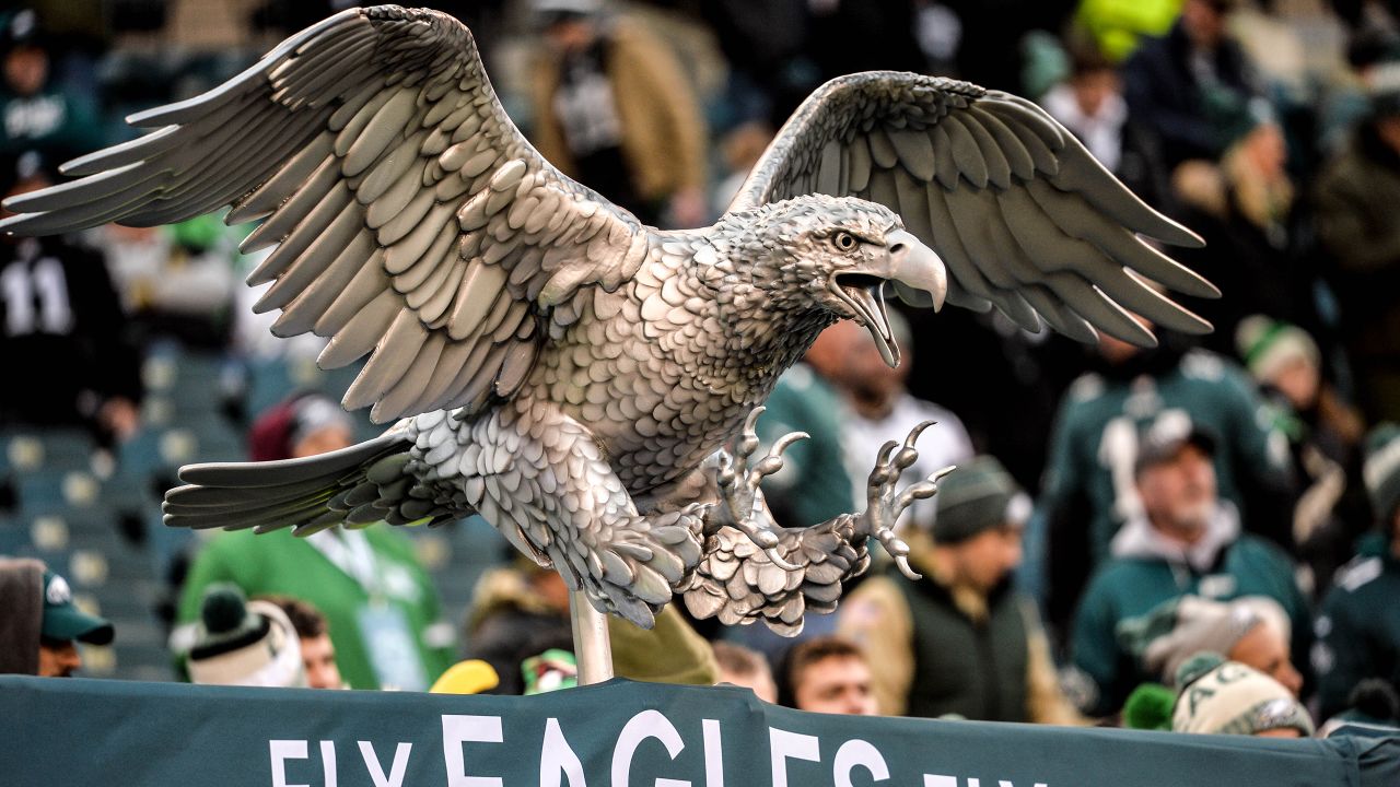 Helmet Stalker on X: Eagles QB Carson Wentz green dot(designating helmet  with speakers inside) has been placed off center. Since being introduced in  the league, the green dot has been centered on