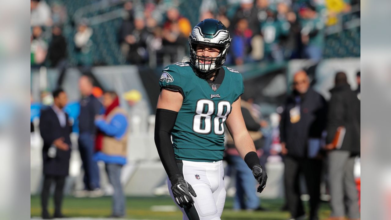 Fan brings Julie Ertz jersey for Zach Ertz to sign, Zach happily obliges