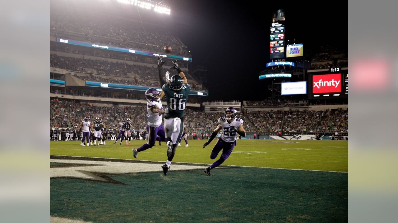 Philadelphia, Pennsylvania, USA. 7th Oct, 2018. Philadelphia Eagles tight  end Dallas Goedert (88) in action during the NFL game between the Minnesota  Vikings and the Philadelphia Eagles at Lincoln Financial Field in