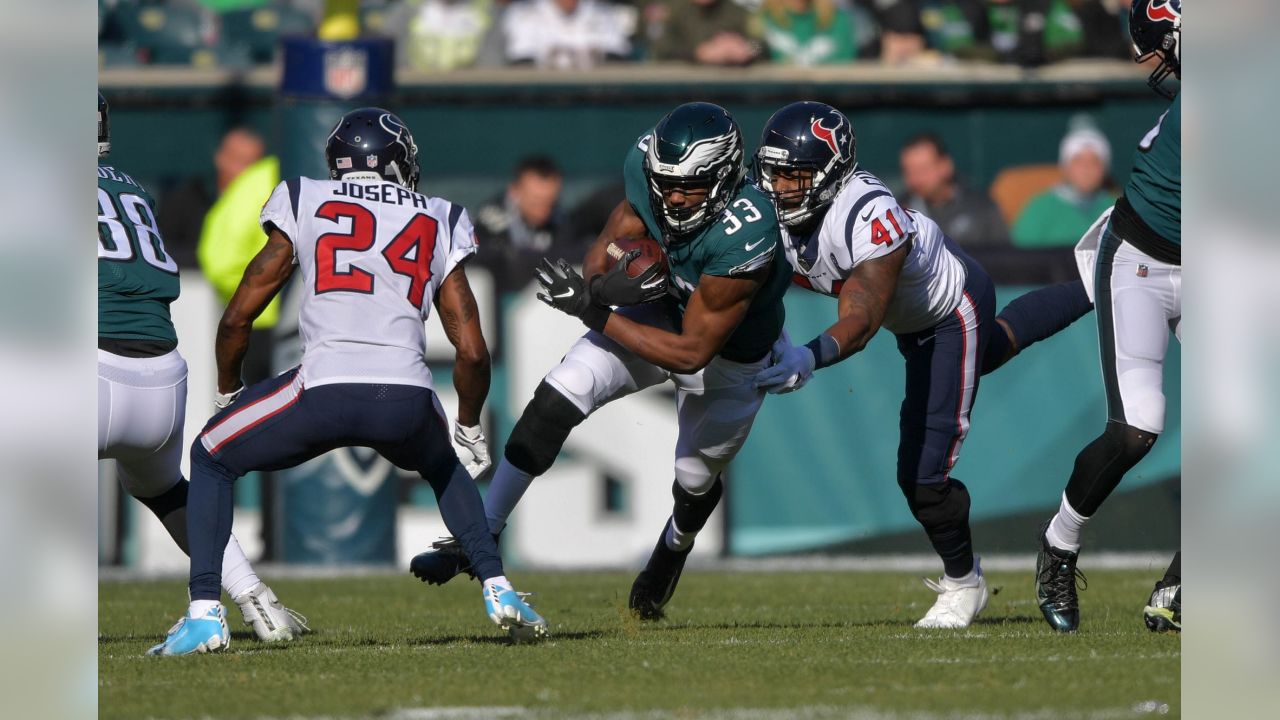 NFL: Philadelphia Eagles nip Houston Texans to keep playoff hope alive