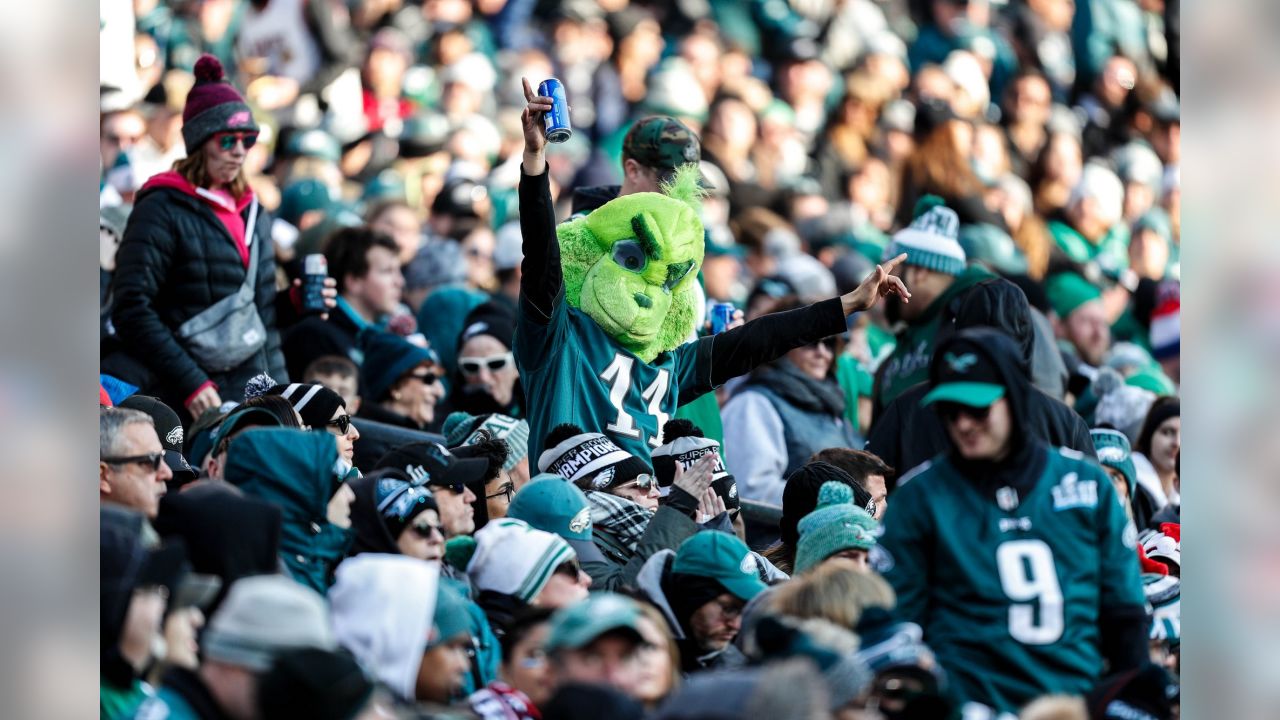 LOOK: Chris Long barks at fans and breaks out the dog mask to celebrate  Eagles win 