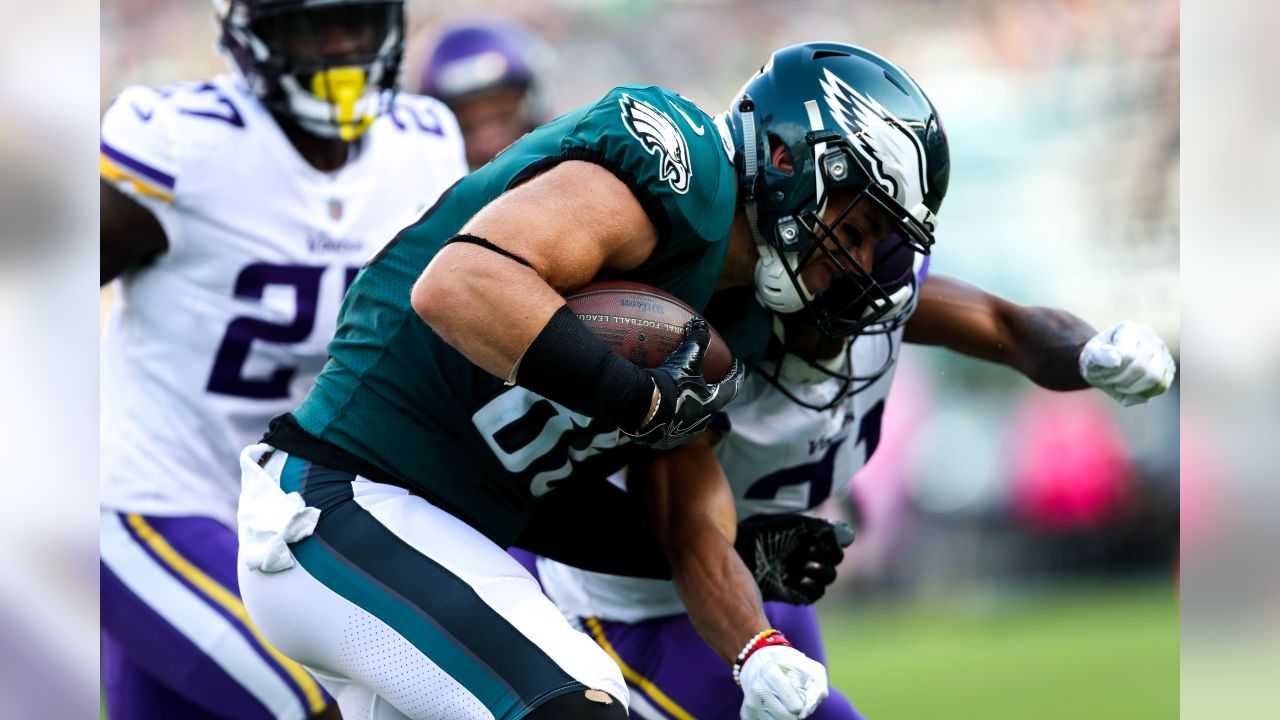 Philadelphia, Pennsylvania, USA. 7th Oct, 2018. Philadelphia Eagles tight  end Dallas Goedert (88) in action during the NFL game between the Minnesota  Vikings and the Philadelphia Eagles at Lincoln Financial Field in