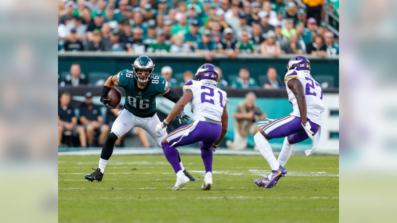 Philadelphia, Pennsylvania, USA. 7th Oct, 2018. Philadelphia Eagles tight  end Dallas Goedert (88) in action during the NFL game between the Minnesota  Vikings and the Philadelphia Eagles at Lincoln Financial Field in