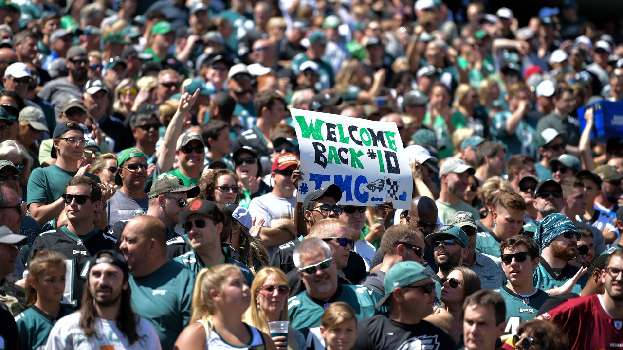 Eagles fans drown out Chargers' crowd in Los Angeles