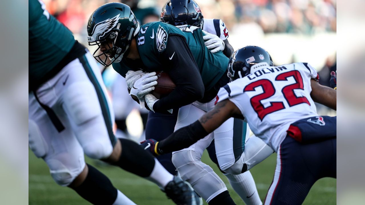 LOOK: Chris Long barks at fans and breaks out the dog mask to celebrate  Eagles win 