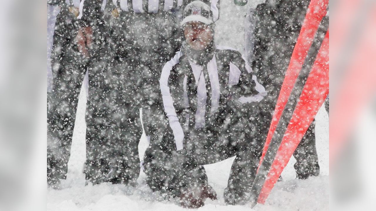 Winter storm forces Philadelphia Eagles and Detroit Lions to play in  blizzard-like conditions