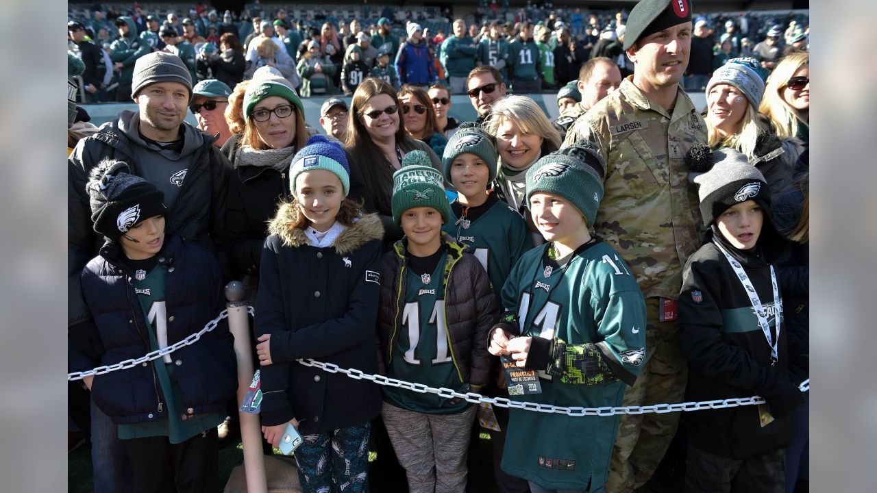 LOOK: Chris Long barks at fans and breaks out the dog mask to celebrate  Eagles win 