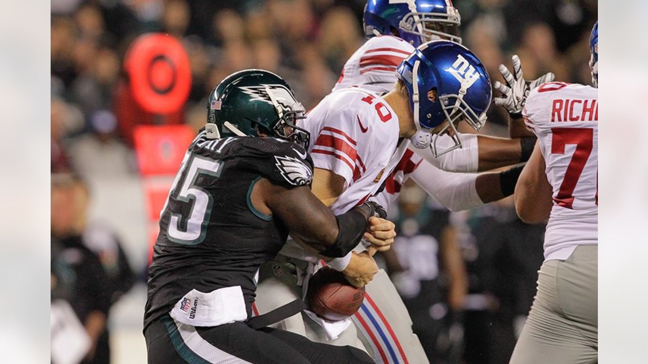 Eagles overwhelm Giants, 27-0