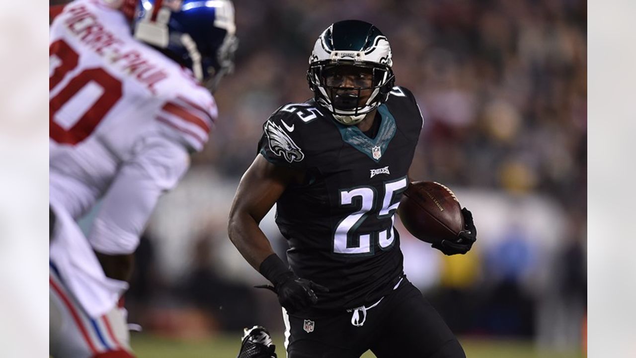 Eagles overwhelm Giants, 27-0