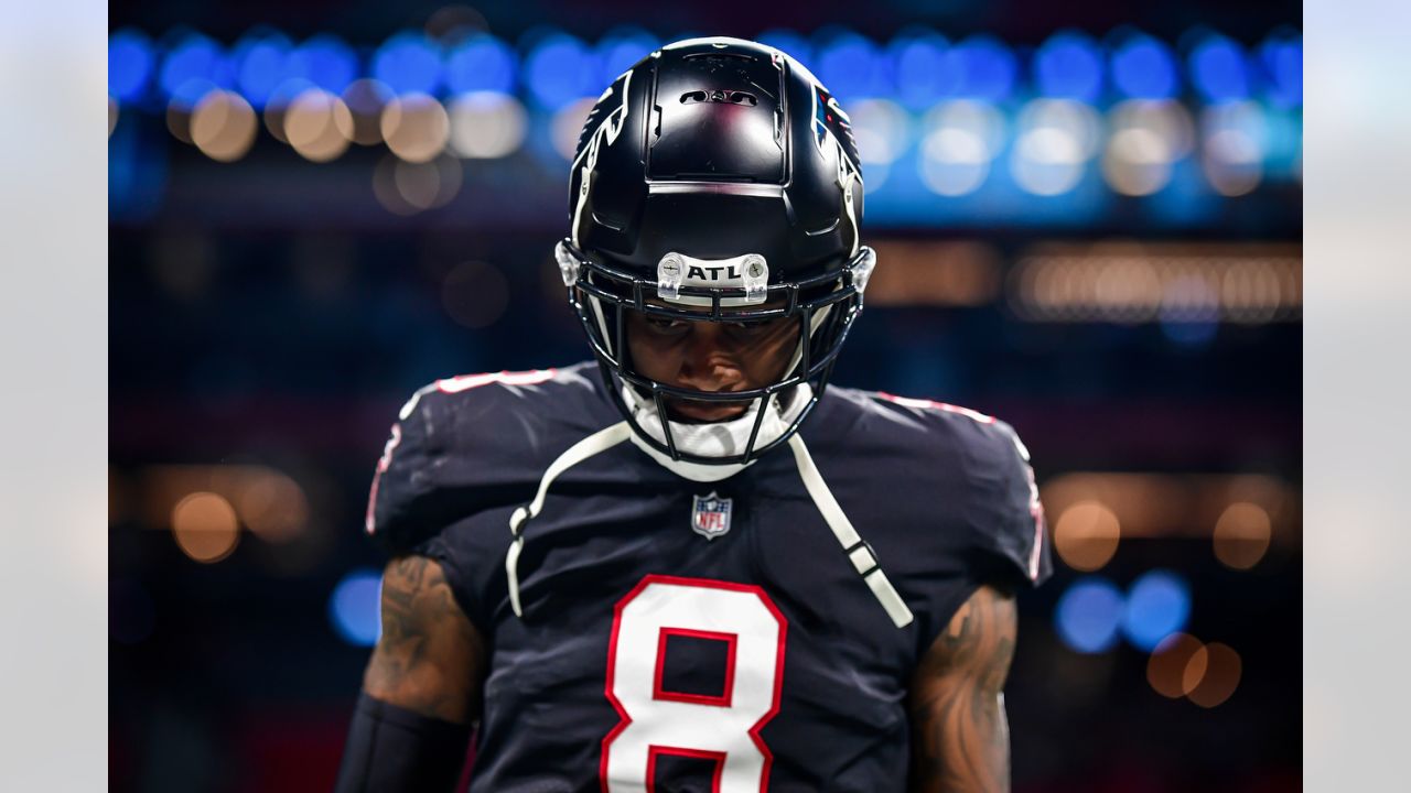 Atlanta Falcons tight end Kyle Pitts (8) runs into touch but makes the  first down against the New York Jets during an NFL International Series game  at Stock Photo - Alamy