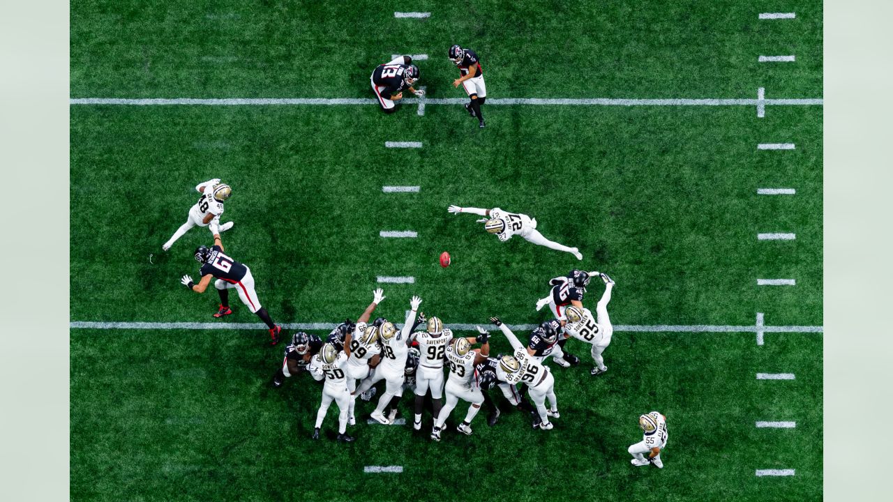 Atlanta Falcons running back Tyler Allgeier (25) runs against the Chicago  Bears during the first half of an NFL football game, Sunday, Nov. 20, 2022,  in Atlanta. (AP Photo/Brynn Anderson Stock Photo - Alamy