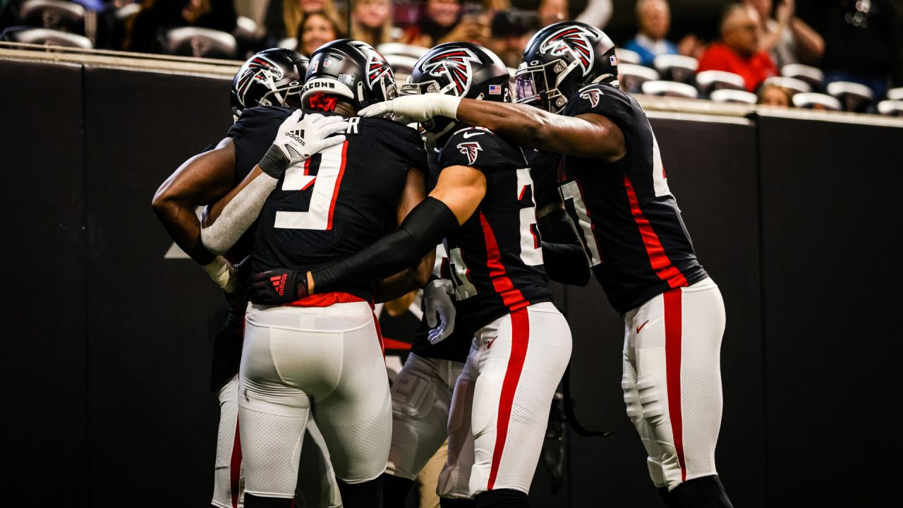 Scoop and score! Lorenzo Carter is mic'd up against the Los