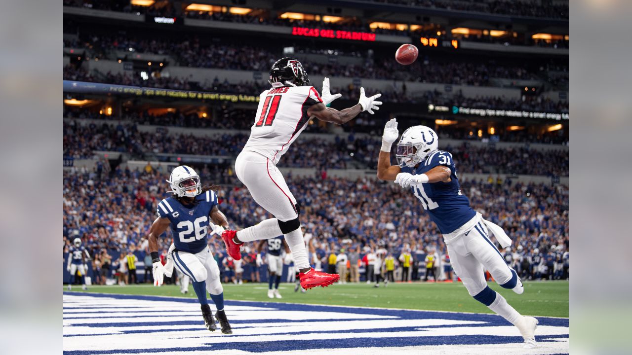 December 29, 2019: Atlanta Falcons wide receiver Julio Jones (11) signs a  jersey for fans after the NFL game between the Atlanta Falcons and the Tampa  Bay Buccaneers held at Raymond James