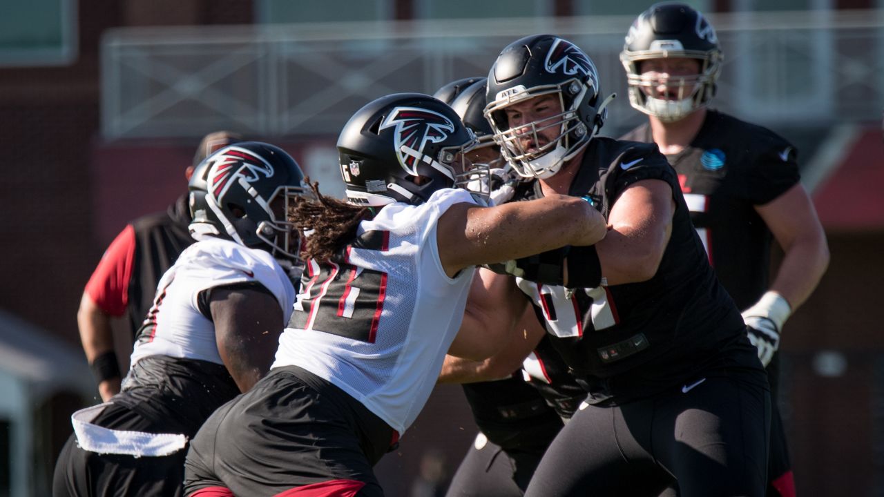 Atlanta Falcons guard Chris Lindstrom (63) is seen before an NFL football  game against the Dallas Cowboys, Sunday, Aug 14, 2021, in Arlington, Texas.  Dallas won 43-3. (AP Photo/Brandon Wade Stock Photo - Alamy