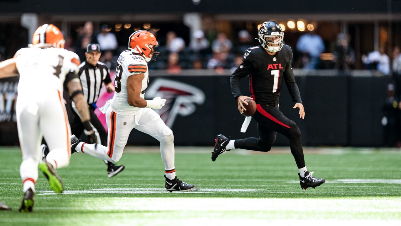 Atlanta Falcons running back Tyler Allgeier (25) runs against the Chicago  Bears during the first half of an NFL football game, Sunday, Nov. 20, 2022,  in Atlanta. (AP Photo/Brynn Anderson Stock Photo - Alamy