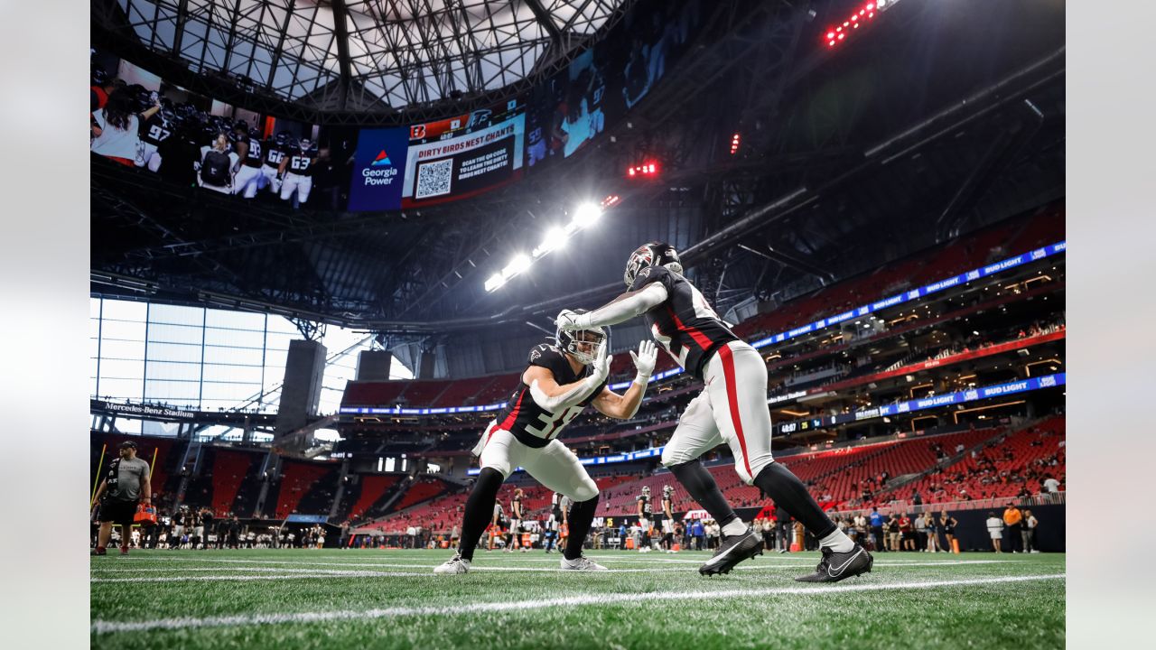 A Cincinnati Bengals cheerleader during an NFL football game against the  Atlanta Falcons, Sunday, Oct. 23, 2022, in Cincinnati. (AP Photo/Emilee  Chinn Stock Photo - Alamy