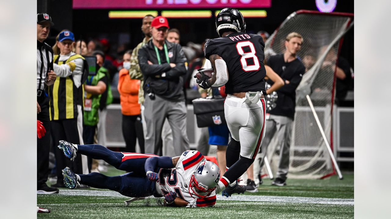 Falcons Tight End Kyle Pitts Gives Thumbs Up to New Turf at Mercedes Benz  Stadium - WDEF