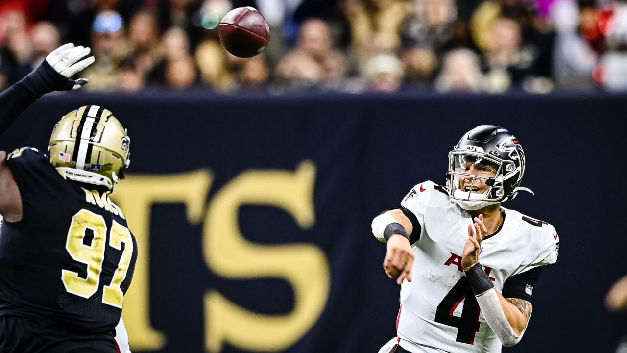 ATLANTA, GA - NOVEMBER 06: Atlanta Falcons rookie quarterback Desmond  Ridder (4) warms up before the Sunday afternoon NFL game between the  Atlanta Falcons and the Los Angeles Chargers on November 6