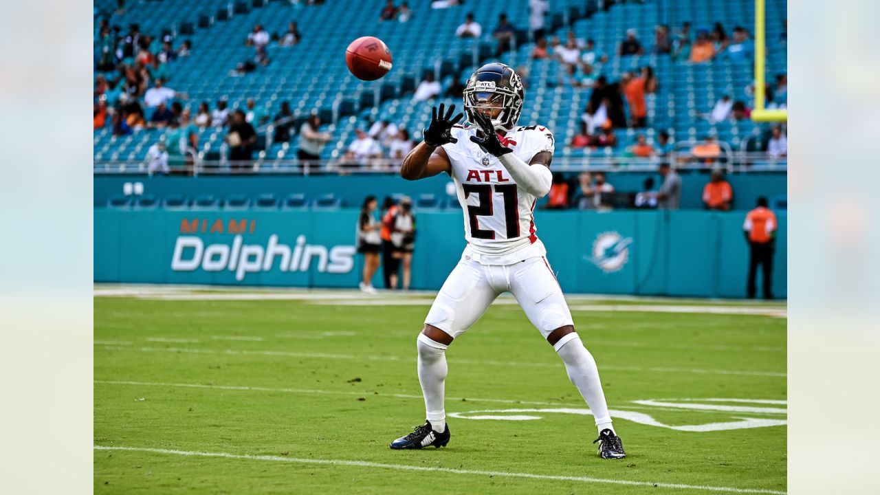 Atlanta Falcons defensive end Kemoko Turay (52) lines up during