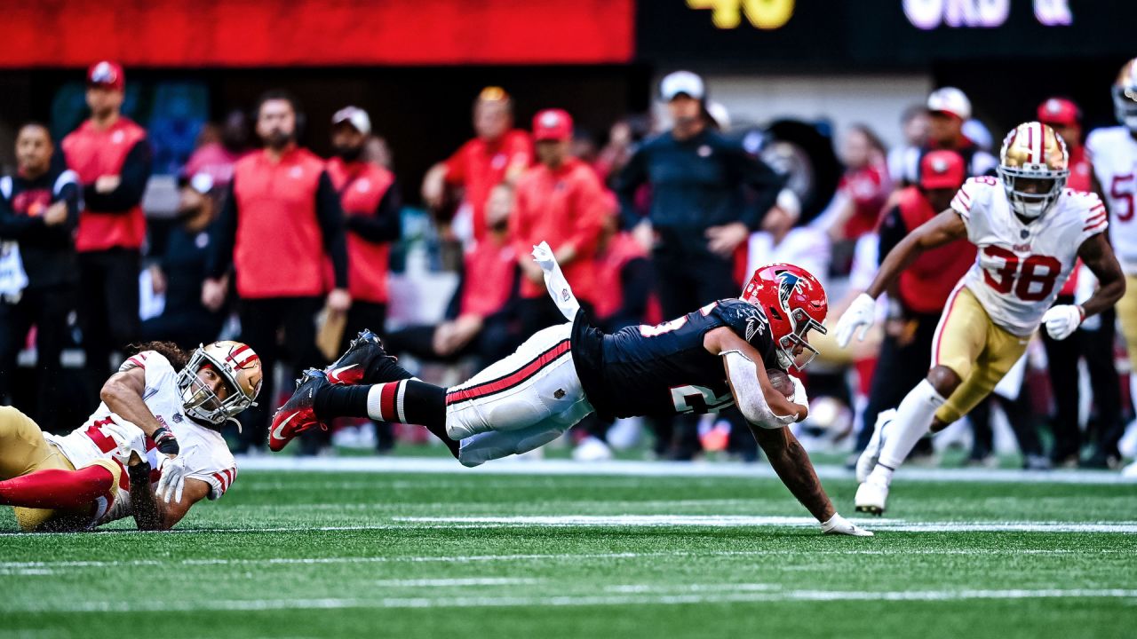 Atlanta Falcons safety Dean Marlowe (21) warms up before a preseason NFL football  game against the New York Jets Monday, Aug. 22, 2022, in East Rutherford,  N.J. (AP Photo/Adam Hunger Stock Photo - Alamy