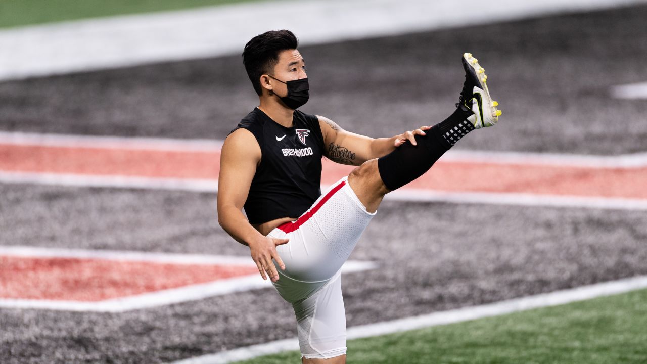 Atlanta Falcons kicker Younghoe Koo #7 warms up before the game against the Tampa Bay Buccaneers on December 20, 2020.