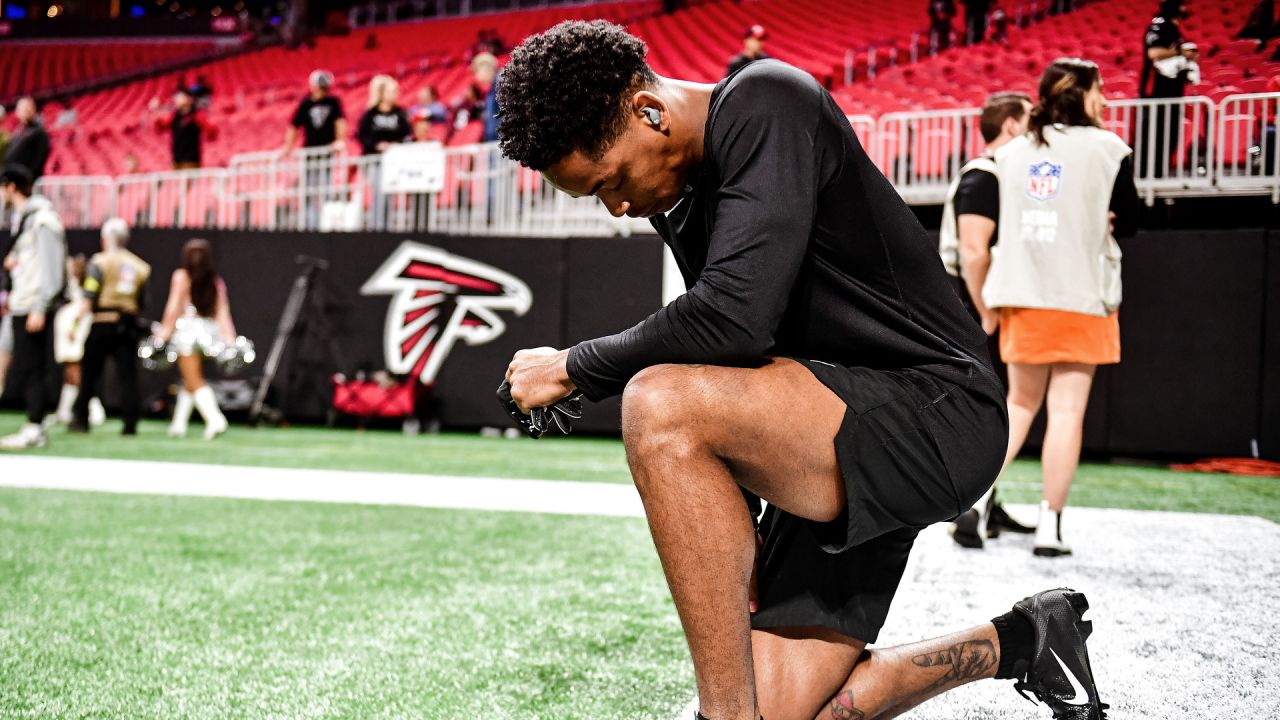 ATLANTA, GA – OCTOBER 30: Atlanta tight end Kyle Pitts (8) runs the ball  after a reception during the NFL game between the Carolina Panthers and the  Atlanta Falcons on October 30th