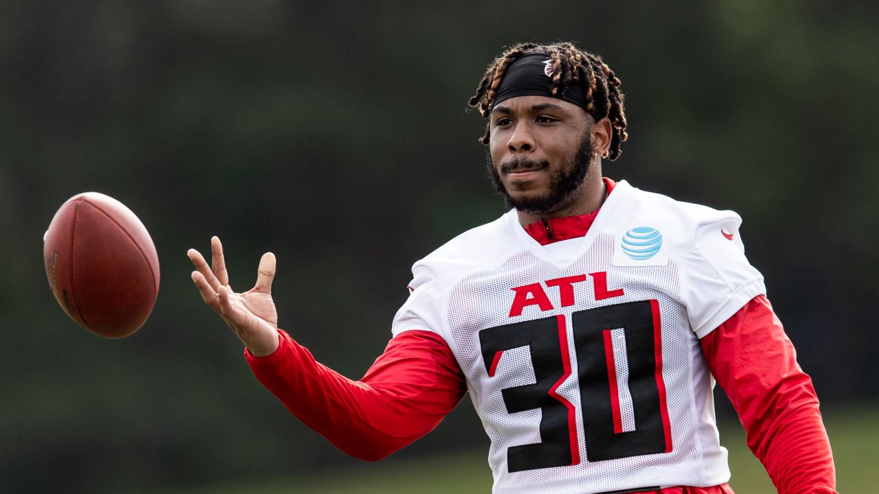 Atlanta Falcons RB Mike Davis breaks the internet 1st day in uniform